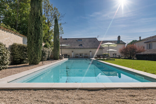 Grande piscine pour accueillir les équipes lors de séminaires d'entreprise dans notre lieu atypique l'Hermitage de Moly, autour de Lyon