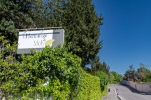 Panneau de rue indiquant notre lieu atypique pour séminaires entreprise à l'Hermitage de Moly, autour de Lyon